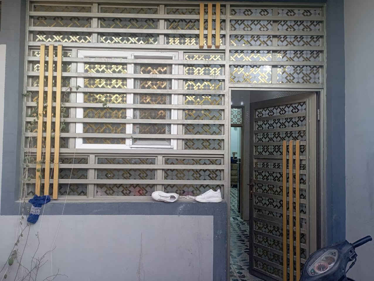 دار زراعي للبيع مساحه ١٦٨ م يحتوي على غرفة نوم عدد اثنين صاله كبيره مطبخ صحيات داخليه وخارجيه استقبال الموقع شارع الشيوخ مقابل سكلة رعد الحجامي بناء سنة ٢٣ بناء درجة أولى جناي الدار مرقم طابو زراعي وليس عقد السعر المطلوب ٧٥ مليون قابل للتفاوض للاتصال ***********
