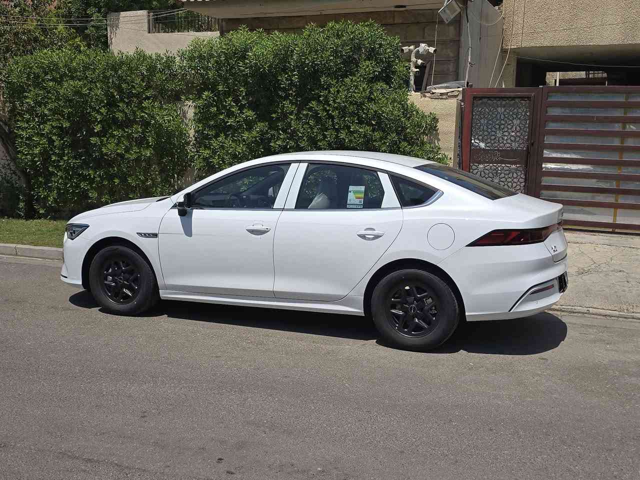 بي واي دي كن بلاس 2026 زيرو  زيرو 

ب BYD Qin Plus Hybrid 

السعر : جوة السوك اتصل ع الرقم ***********

خليجي ضمان وكالة NAT العراق 

 6 سنوات ضمان على السيارة.
8 سنوات ضمان على البطارية.

 المواصفات:
 محرك بنزين + هايبرد اقتصادي وعالي الكفاءة.
 بصمتان ذكيتان مع تشغيل عن بُعد.
 مقاعد جلد فاخرة بلونين (أبيض وجوزي).
شاشة وسطية دوارة.
عداد ديجيتال بالكامل.
 تحكم بالمقود من الجهتين.
 كاميرا خلفية.
 حساسات ركن.
 داخلية مطعمة بديكورات Piano Black الفاخرة.
 أنظمة قيادة وأمان متكاملة.
أوضاع قيادة متعددة (Drive Mode).
اوتو Auto Hold.
 مانع انزلاق (Traction Control).
 هاند بريك كهربائي.
مساعد صوتي يدعم اللغة العربية.
 تبريد أمامي بقوتين (2 Stage).
 مصابيح أمامية زينون.
 مصابيح خلفية LED.
 ملحقات الوكالة كاملة مع السبير وطفاية وشاحنة وجنطه طبابة

مكان السياره بغداد حي الاطباء بلجهاد قرب خدمي شارع المطار للتواصل 
***********
