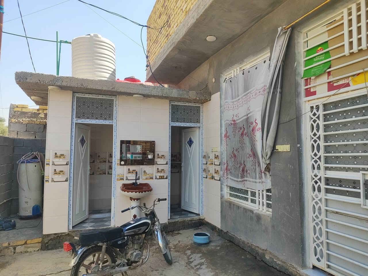 دار للبيع مساحته 265متر طابو زراعي سند 25 تحويل مباشر بسم مشتري ع طريق المعاره يم صوره يبعد عن شارع العام 50متر بناء حديث طابوك وصب كونكريت متكون من 
غرفة نوم عدد 2. ,5*6
صاله 4*9
مطبخ بارد 4*5+ مطبخ حار 2*3
استقبال 4*9 عوزه بس دواخل 
مجمع صحيات دخليه خارجيه 
سعرها 77وبيها مجال شي بسيط 
اي استفسار اتصل على الرقم التالي 
***********
