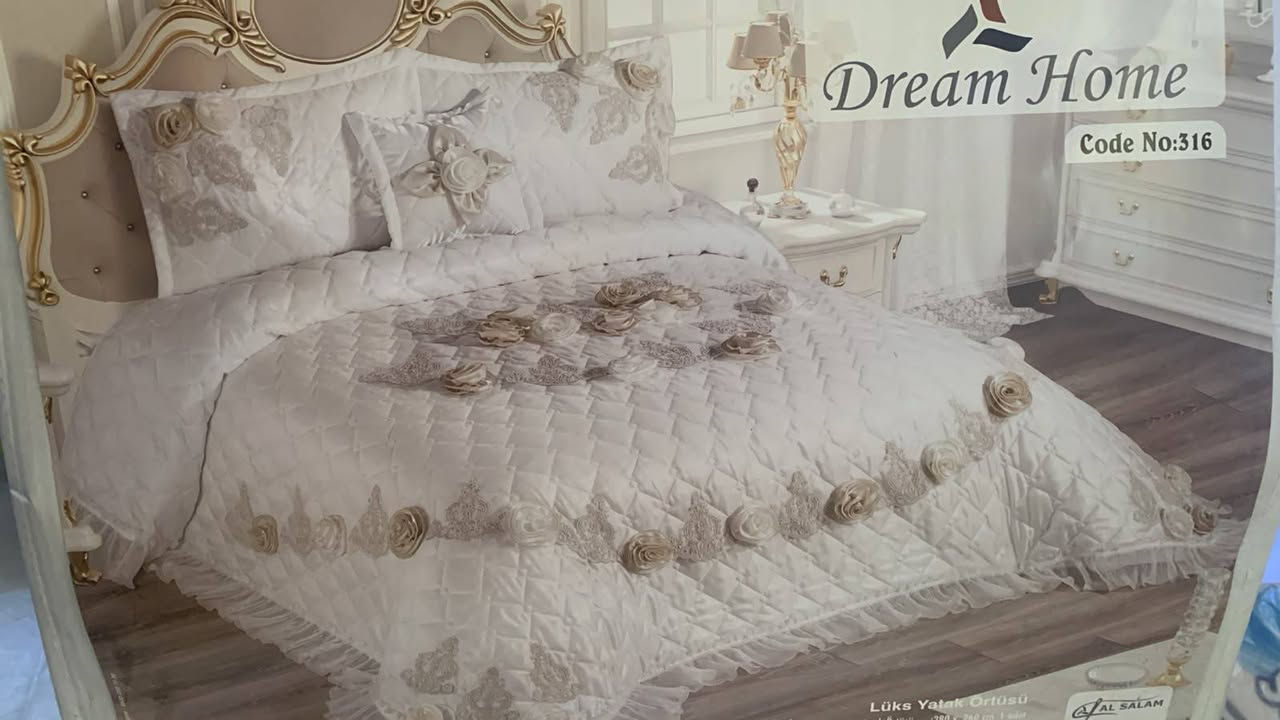 متوفر فرشة عرس جديدة مامستخدمة أخذته 100 أبيعها ٧٠

نص مكتوب في الصور:
- Dream Home Code No:316 Lüks Yatak Örtüsü AL SALAM
