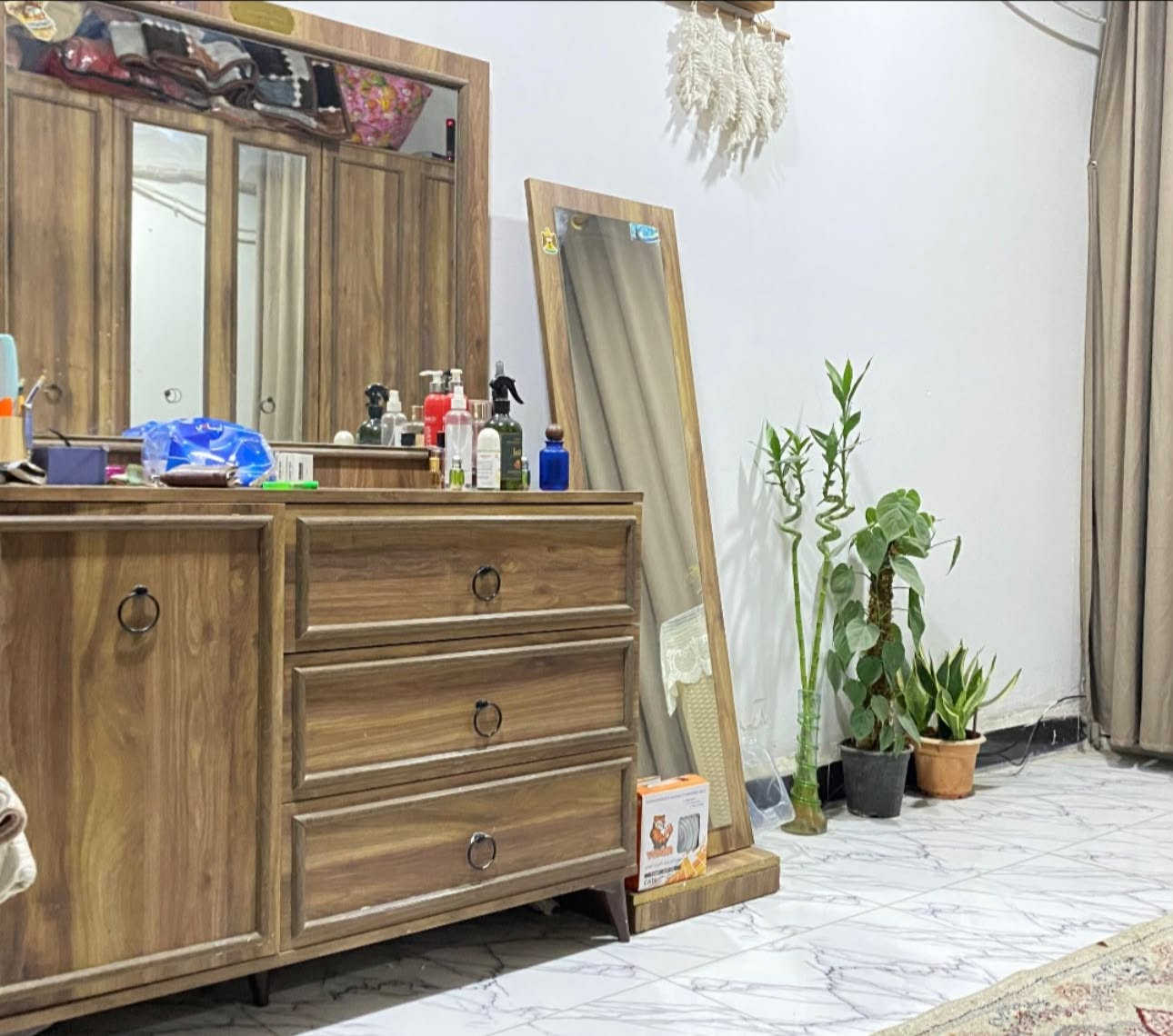 سلام عليكم غرفه للبيع سعر٤٠٠ الف مكان بلديات للتواصل ***********
