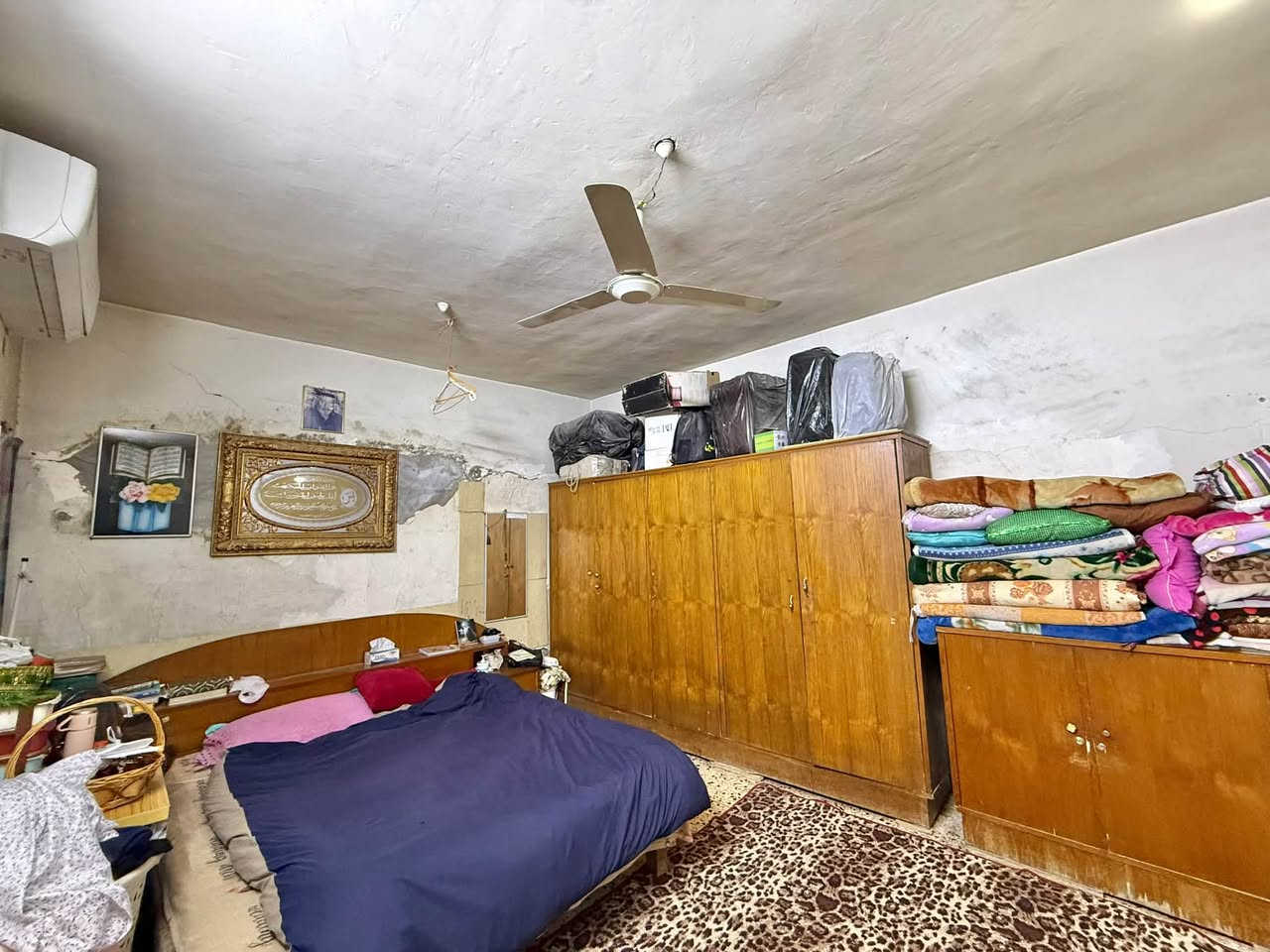 بيت مساحة 144 مدينة الصدر شارع الفلاح قطاع 40 يحتوي استقبال وطارمة وهول 4 غرف نوم مطبخ عدد2 حمام 3 بناء تسعينات ***********
