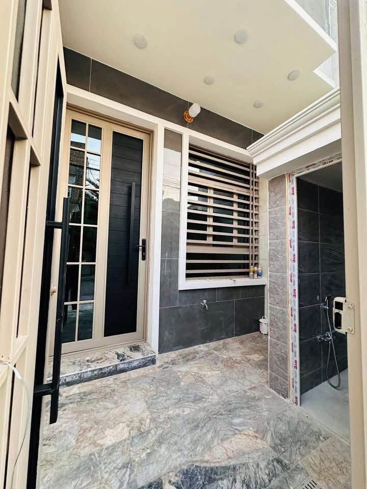 🏠 عقار مميز للبيع - فرصة لا تعوّض! 🏗️
ملاحضه / العنده عقار 🏡#للبيــــــع ويريد يبيع  #دزولنه كافه التفاصيل العقار مع ذكر السعر ورقم التلفون ☎️وان شاء الله باقرب وقت ينباع يمنه 🤲❤️
————————————————-
🔸مشتملات للبيع طابو صرف  
63متر الواجهه 3،50م والنزال 18م
بناء سنة 2026🔑 تسليم مفتاح تكمه كامل مكمل

 وفارغ وجاهز للسكن او للاستثمار اذ حبيت تستثمره اجره الك اقل شي ب700الف ايجار سريع 💨

🔸الطابق 1️⃣كراج وخدمات خارجيه واستقبال ومطبخ حار وبارد وخدمات داخليه ًوغرفه نوم
     الطابق 2️⃣غرفتين نوم وخدمات وبلكونه 
     الطابق 3️⃣بيتونه كبيره وسطحين امامي وخلفي
 
🔸موقع العقار ممتاز جدا📍الشعب شارع عدن مقابيل جامعه الامام الكاظم بالعقاري الثانيه شارع عريض 
عرضه 15م ورصيف عريض عرضه 3م        
 .+ مناسب جدا لحك قبل لاينباع

🔸السعر: 175مليون وقابل للتفاوض 

مكتب ابو علي الدراجي للعقار 🏛️
المكتب مجاز رسميآ _وؤكيل منصه عقاريه ✅ 
 الشعب-نهايت شارع الصحه-مقابيل كرزات ركن الصحه 
***********📞
***********📞 ‭
***********📞

