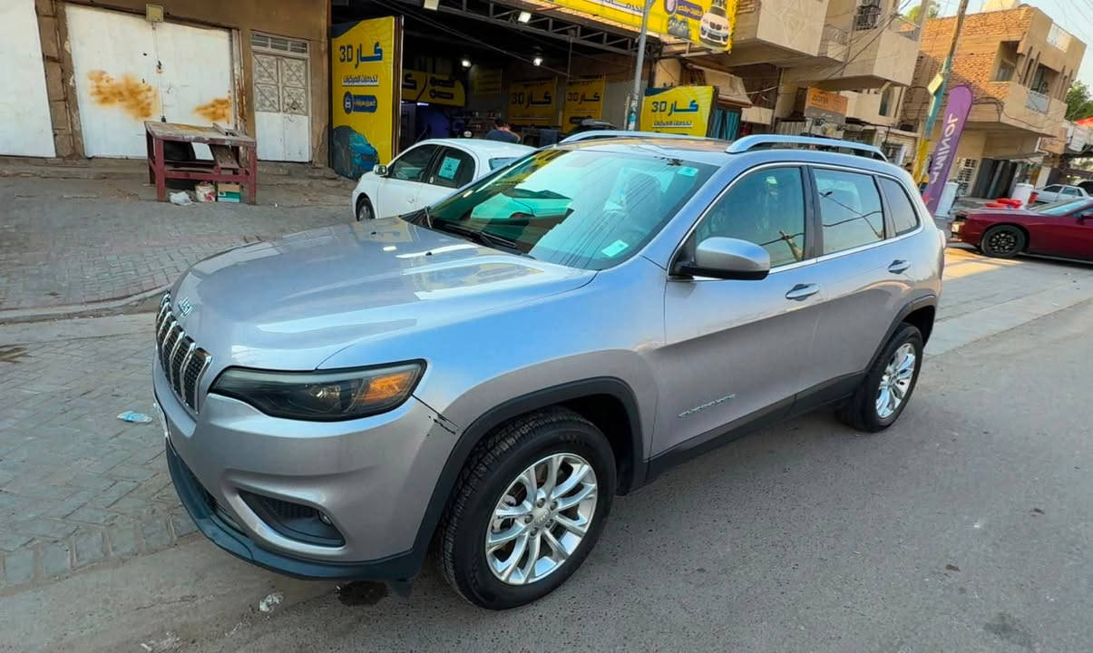 ســـلام عـلـيـكـم
سيارة : jeep Cherokee 
موديل السيارة : 2019
نوع الصنع : وارد امريكي 🇺🇸
مكان السيارة : بغداد
ممشى السيارة : 127000km
⚙️:محرك السيارة بحجم 2400cc و ناقل الحركة 9 سرعات 
المحرك و ناقل الحركة مكفولات ✅
رقم بغداد انكليزي
🛑مـواصـفـات🛑

1- كاميرا خلفية 
2- شاشة 
3- Apple car play &Android Auto 
4-كراسي مخمل
5- سايد بريك كهربائي  
6- تحكمات ستيرن 
وباقي المواصفات معروفة بفئة (latitude)

🎦 صور الحادث مرفقة في المنشور 
يوجد فيها باب فقط صبغ
السعر:135 وبيها مجال 🤍
الرقم : ***********
