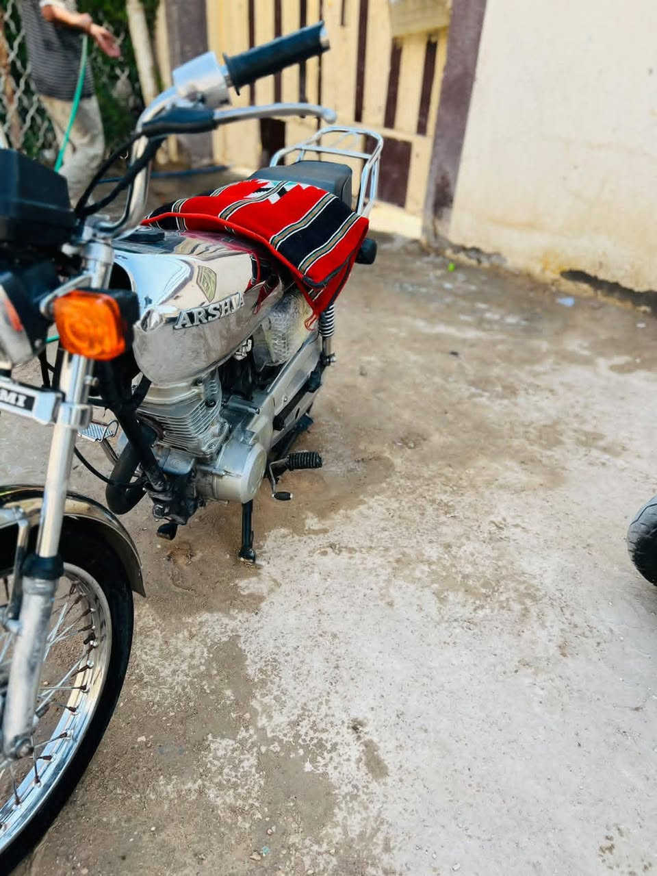 سلام عليكم شبابنه طيبه عندي اربعه كير ارشا لون ستيل صولي خمسه أوراق موديل 16 دراجه كامله على اخر حبايه مثل مامواضح بل صوره دراجه معوزها شي سعرها 380 بيها مجال مكاني كربلاء حي شهداء الموظفين تواصل فقط على رقم واتساب ***********
