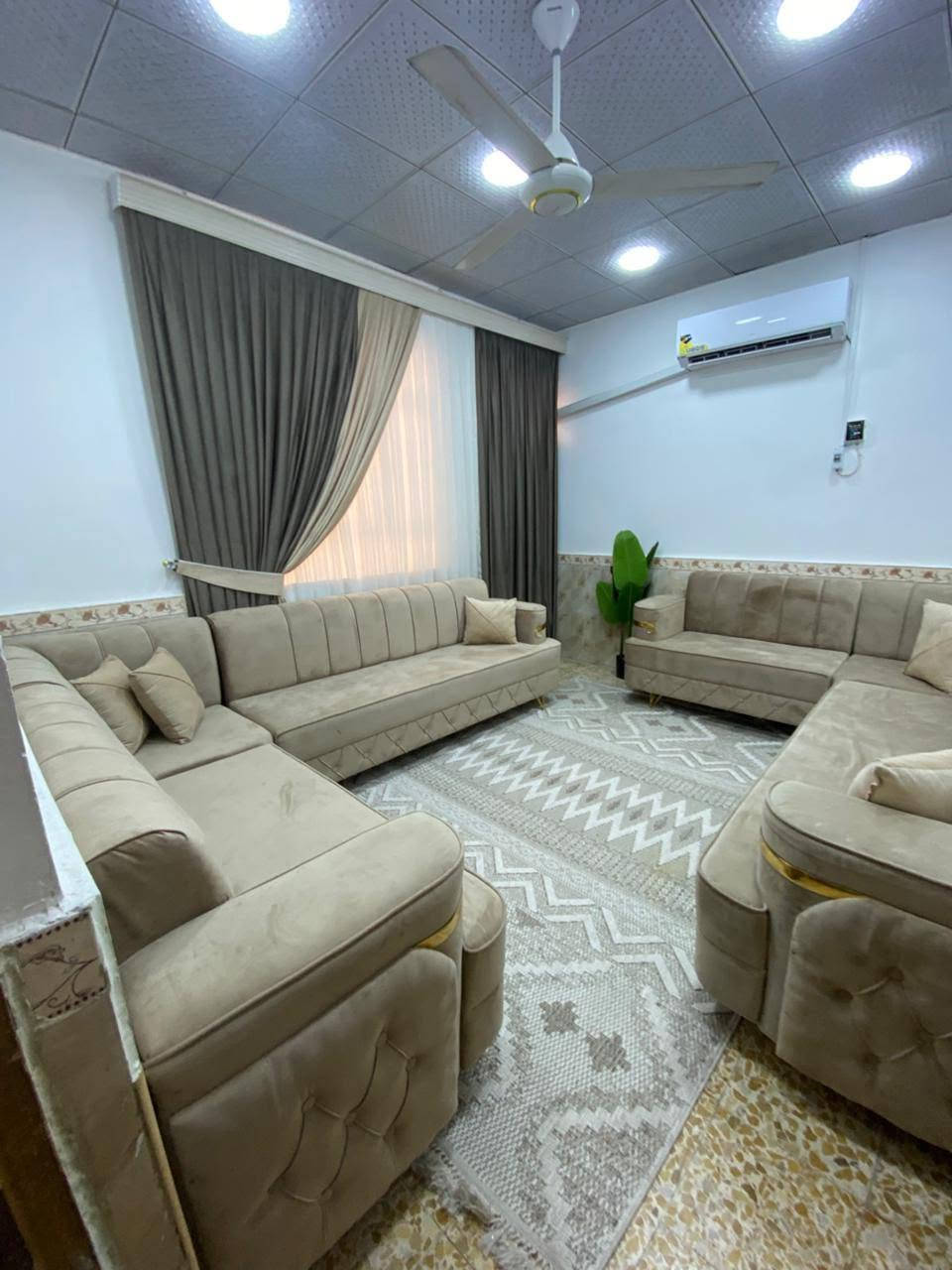 السلام عليكم ورحمة الله وبركاته 

بيت دولان 👉  عرضه  ١ متر  👉  طوله ٨ متر 👉 

بعد ما يخلص يبدي البيت 👈👈  100م مربع 👉👉 

طارمة بيت +  حمام وتواليت +  مطبخ +  صالة +  استقبال 

غرفة نوم كبيره +  مكشوفة +  سطح 

#مجاري جديده سلمث مصري 
#كهربائيات جديده 
#كاشي البيت كله جديد 

#عنوان البيت 👈 النجف حي الوفاء منطقة 38 قرب مجسرات الزهراء خدمي المعارض من جهة الجسر 👉 

#للستفسار الاتصال ع ه ***********
