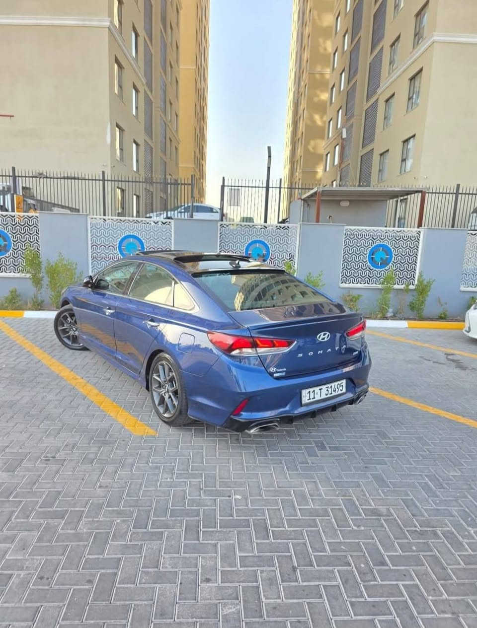 سوناتا ٢٠١٩ ليميتد امريكي
محرك ٢٠٠٠ تيربو سيارة عليها برمجه كامله يعني تنسى الدوانز
بس الافضل فقط محسن خلي وانسى الصرف 
بدون ايرباگ بجم كبس ما ملعوب بيه
رقم بغداد مشروع وطني تحويل ثاني يوم 
مواصفات فول الفول 
بصمة + گيچات السيارة رياضي
ستيرن حرف D فول تحكمات 
شفتات ستيرن + مثبت سرعه وقوف تلقائي
شاشة جبيرة تدعم apple car play 
شحن واير ليس 
اربع وضعيات قيادة 
اقتصادي - ايكو - سبورت - كومفورت 
هند بريك بصمة + اوتو هولد 
حساس خلفي +كاميرا خلفية دوارة 
رادار خلفي + جانبي + امامي
تبريد قطعتين / تبريد مركزي منفصل 
تدفئة + تبريد كشنات ، الكشنات جلد 
الكشنات الثنين الاماميات كهربائية 
هيتر ستيرن + خزن وضعيات الكشن 
سماعات infinity 
بردات جام ابواب خلفية بلاديه
لايت زينون متحرك مع الستيرن 
بانوراما 
ويل ١٨ رياضي + دبل اگزوز 
ينفتح الصندوگ تلقائياً عند الاقتراب من السيارة
حادث السيارة بامريكا
 موضح بالصورة نص تكمه خلفيه عكس السايق وجاملغ خلفي بارد تخريب يعني مضروبه بدونكيات بدون قص وغيرها
السيارة مضمونة ايرباك سليم 
الچاملغ الخلفي اليمين بيه صبغ  من امريكا على گد مكان الحادث
السيارة حلوة وناصبة وجديدة .. كلشي بيها شغال وتجي وتشوف 
السعر ١٤٥ ورقة وبيها مجال شوية 
الرقم ***********
متوفر واتساب
