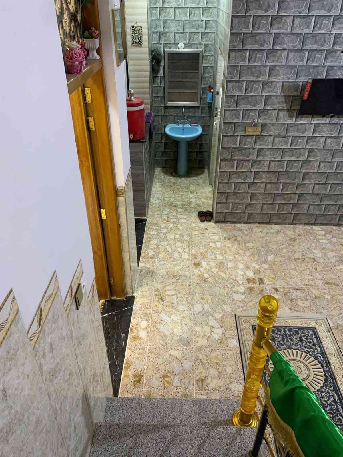 دار للبيع مساحة ١٥٠ متر جبه ٧.٥ × ٢٠ 
طابق الأول غرفتين نوم + سويت ستقبال ٧ × ٤ 
مطبخ حار بارد 📍✔️
طابق ثاني ٤ غرف نوم رقم العقار ٤٠٣ بداية منطقة 
مجاور شارع ٦٠ م تجاري موقع #ممتاز_للسكن 
ضمن قطع أراضي موظفي أمانة بغداد مقاطعة ٢ / ٩ 
زعفرانية حي الامانة _ تعامل مباشر معه صاحب دار 
مكتب الكناني للوساطة العقارية 📍✅️
موقع المكتب مدخل شارع ٤٠ م مقابل بناية #يا_حسين_ع
نوفر لكم قطع سكنية واستثمارية و تجارية و #مميزة تحتوي على تشجير من ضمن قطعة 
دور بمساحات مختلفة من ضمنها مطلوبه قروض الإسكان 
من يرغب #بشراء_و_البيع جاهزين ضمان حق البائع و المشتري 
إتصال والاستفسار *********** متوفر واتساب

