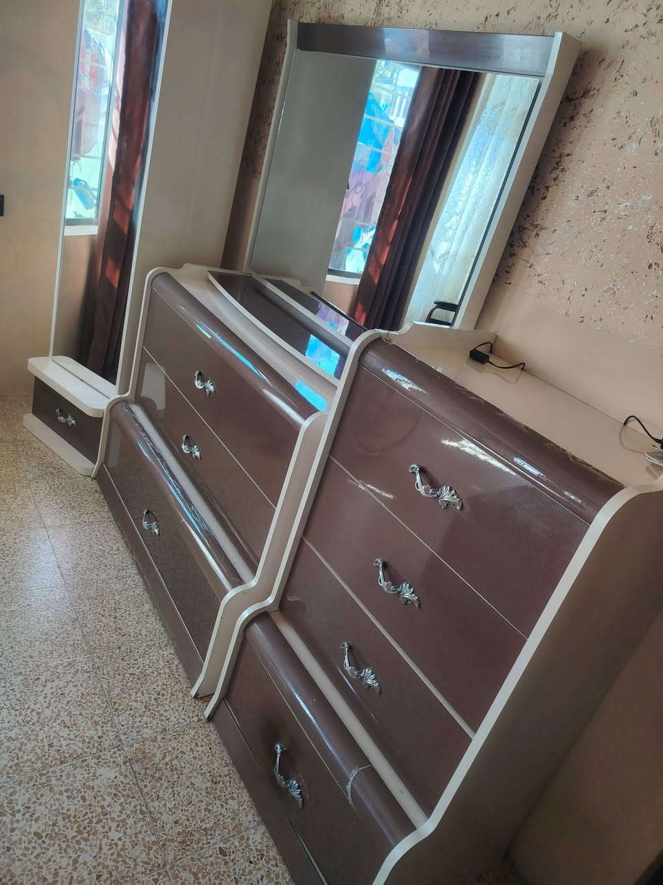 غرفه نوم للبيع للاستفسار الاتصال عالرقم ***********
