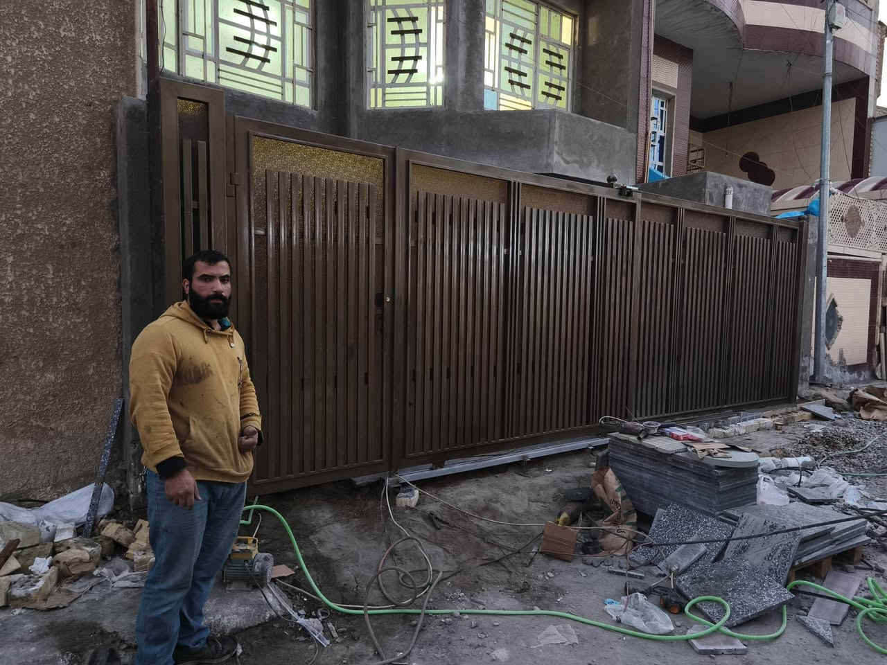 حداده حيدر الكناني
 مستعدون كافه انواع الحداده🧑‍🏭
 ابواب🚪 شبابيك🪟 كرفانات🏪 محجرات ☑️سقايف كيسبان✅ غرف سندويج✅ سياج خارجي ✅ مراجيح ✅قمريات مطابخ ✅يتوفر لدينا احدث الديكورات التركية 🇹🇷 العمل داخل بغداد العنوان بغداد العبيدي ***********

نص مكتوب في الصور:
- حدادة حيدر الكناني
- 2024
- h . n . k
- ***********