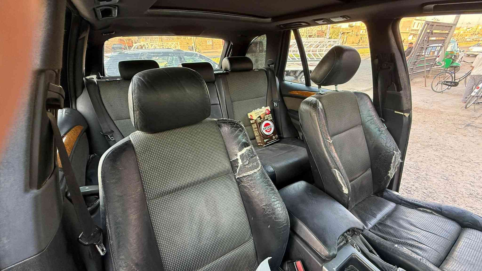 سيارة: BMW X5 موديل 2005
السيارة حلوة مرتبه، نظيفة وجاهزة ​المحرك والكير: بحالة ممتازة جداً  الحدادية: بيها نقص بسيط 
​التبريد: ثلج وشغال 100% السيارة نظيفة ومظهرها كلش حلو، بيها صبغ قليل جداً (حسب علمي جهة باب واحد فقط)، وبيها جراد خفيف بالصبغ (طبيعي لموديلها). الوضعية: السياره جاهزة 
​الرقم البصرة إنجليزي الجديد
​السنوية: باسمي والتحويل مباشر.
​السعر المطلـوب: 💵 73 ورقة وبيه مجال بسيط للجادين.​ 📍 المكان: ميسان - العماره 
رقم هاتف : ***********

