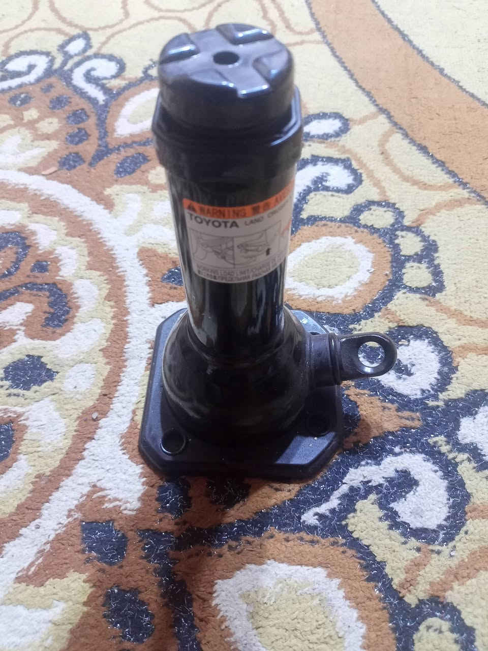 جك وعدة صيانة كاملة وعدة سلامة مع مقياس ضغط الاطارات والمثلث
اصلي مال سيارة الشراي يتصل***********
