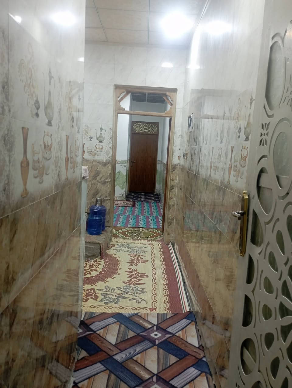 عندي بيت للبيع بحي النداء منطقه 50 الف مطلوب للمصرف العقاري 82 مليون مساحه 100 متر طابق واحد غرفه مطبخ صاله استقبال تخاريج داخل وخارج الارضيه صب والواجهيه تريد لبخ الباقي كامل وجاهز للسكن بناء درجه اولى ومكانه حلو  مع تغيير الكفيل *********** البيت باسمي
السعر 33
