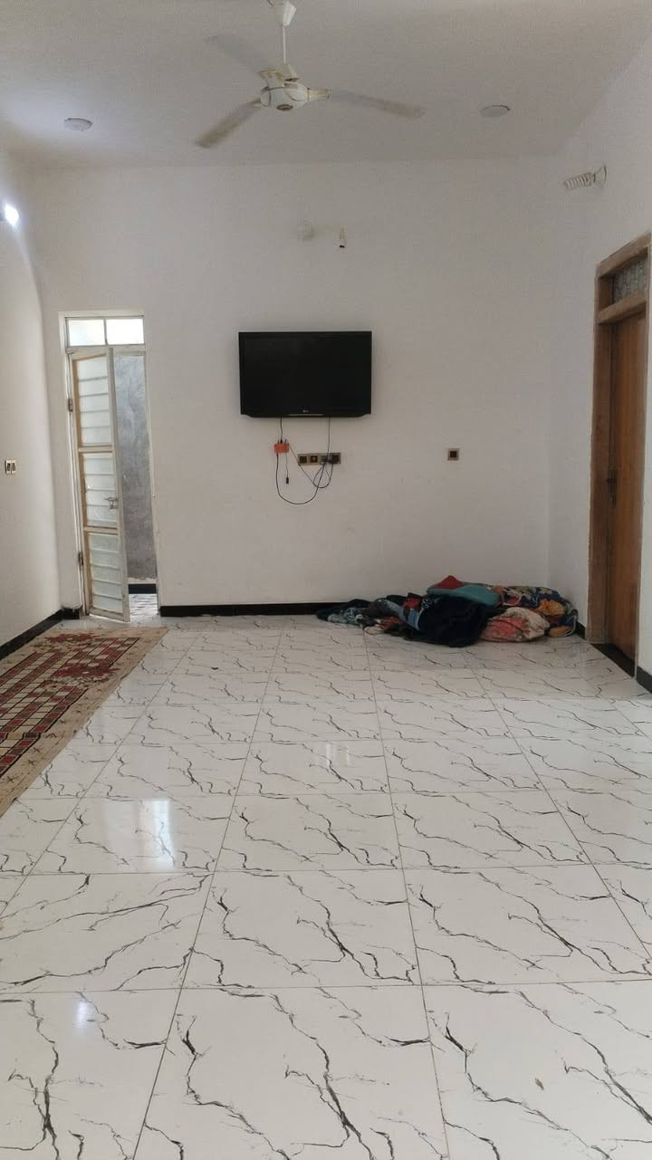 بيت للبيع حي الحسين مساحه ٢٥٠ غرفتين وصاله ومطبخ حار وبارد ديوانية منور حمامات خارج وداخل البيت كامل ما بيه نقص البيت كافت الخدمات موجوده ‏‪***********‬‏

