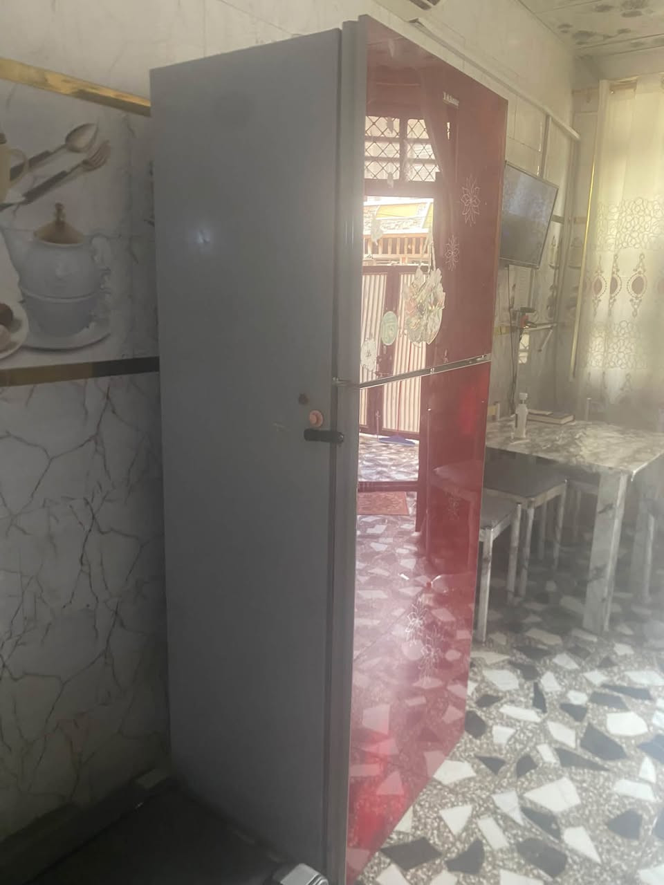 للبيع شغاله بس ناقص بيها رفوف مال باب ومجارير السعر ١٠٠٠٠٠ وبيها مجال مكاني كميره شارع ابو خمره هاتف ***********
