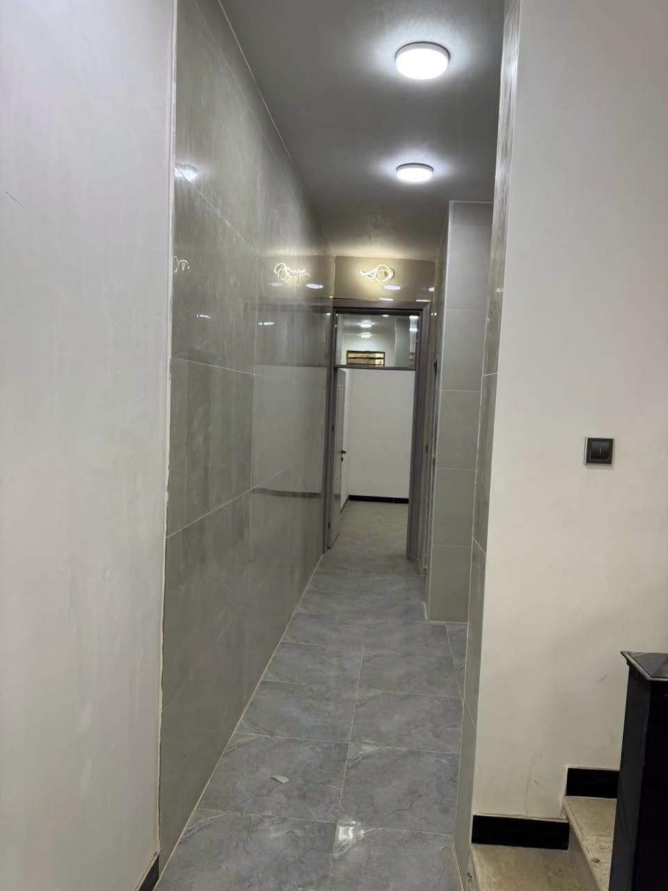 دار سكن للإيجار 
بناء حديث غير مسكون 
حي التقيه قرب المستوصف 
""""""""""""""""""""
المساحه / 100 متر 
واجهه / 5 متر 
"""""""""""""""""""""
الطابق الأرضـــي 
غرفه نوم/ صاله/ استقبال/ مطبخ/ مجموعتين صحيه/ طارمه 
الطابق الأول 
غرفتين نوم/ صاله/ مجموعه صحيه/ سطح 
"""""""""""""""""""""
للاستفسار مراجعـــــة مكتـــب النخبة للعقار والمقاولات العامه الكائــن حي العروبه شارع المتحف مقابل ايسي كريم الإيطالي او الاتصال على الأرقام التاليه 
***********
***********
