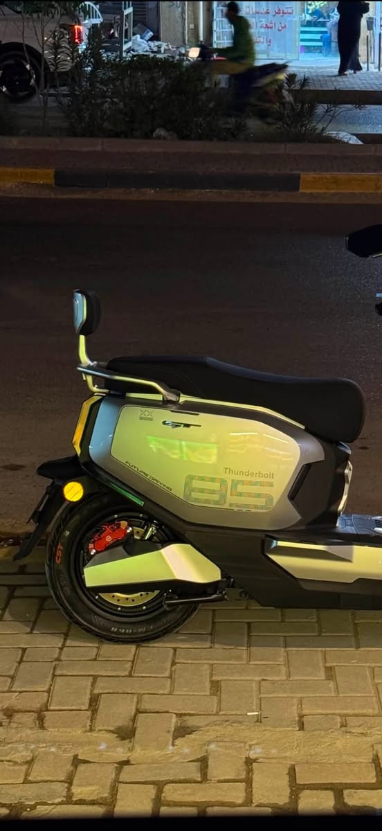 سلام عليكم
 Scooter
( الصاعقه ريان 👈الاصليه 👉)
ملف 2000s يجي اشلع من وحش الكون بشويه 
سرعه( 73 km حقيقي )
تمشيك 80 km الى 70 km بل راحه 
لايت LED Zenon قوي عالي ناصي رماش 
مثبت سرعه cruise
بيه نضام بك R
ابريك بلمكان دسك دبل عنبار  
دراجه نضافته 95%‎ نظيفه كلش 
استخدام قليل + وصل شراء موجود 
سبب البيع  استخدامي إلها قليل
سعرها مليون و 300الف وبيه مجال  
مكاني بغداد حي الشرطه شرطه الرابعه 
للتواصل ماسنجر او ***********
