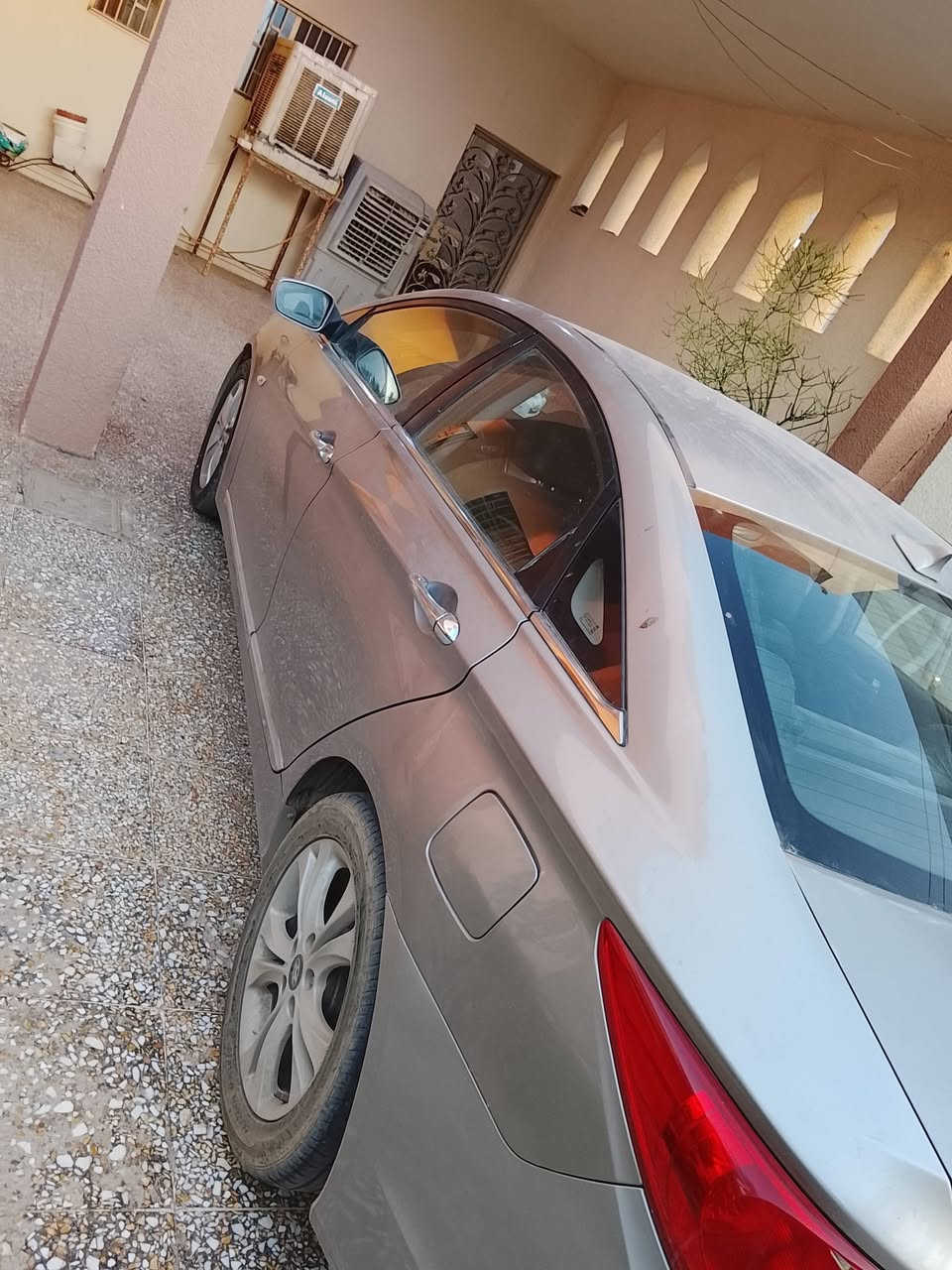 السلام عليكم
هونداي سوناتا وارد كوريا ٢٠١١

رقم اربيل 

السنوية باسمي مو باسم كردي و ما ساقطة

محرك ٢٠٠٠ دوش اقتصادية بالبانزين 

و المحرك علية ادامه و صيانة بلكات و نوزلات و مجاول و قاعدة الفيت بم كله جديد ما صارت من فترة من سويتها 
حتى الدهن و فلتر الدهن ماصر اسبوع من بدلتهن 
التبريد ثلج

الكير جيد جدا

تخم تايرات جيد جدا و تم تبديل التاير الامامي قبل ٤ ايام و ميزانيه و بلنص هم سويت الها

صدر الامامي جيد جدا 

الصدر الخلفي تم تبديل الدبلات الخلفية قبل يومين و الصدر بحاله جيده جدا 

بيها صبغ الجاملغ الخلفي عكس السايق و الباب بارد و القمارة حالوب بسيط و الجاملغ الثاني بي شبر بارد و البدنه الخلفية معدلة من اشتريها و عندي صار جامرلغ امامي بارد بسيط و الثاني بي شبر صبغ و البنيد بي جراد بكد ٣ اصابع بالبداية

و وين ما يعجبك تفحص افحص ما ابيع الك اذا ما تسوي سونار و تفحص بالجهاز و بالعافية علي الي ياخذها من كلب و رب 

مكان السيارة قضاء الدجيل

اعتذر من الوعد و الاقساط ابيع فقط و شرط التحويل 

 سبب البيع اكمل مصاريف زواجي

و السعر ٨٣ ورقة و مناسب ان شاء الله 

و هاي ارقامي 

***********

***********
