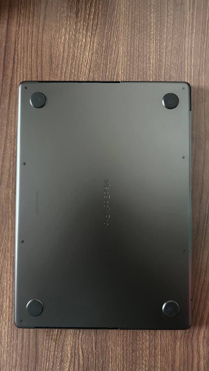 السلام عليكم MacBook Pro M3 pro
Size: 14 inch
Chip: M3 pro
Ram: 18
Storage: 512gb
Battery: 94, تقريبا 400 دورة
Colour: Space Black
حالة الجهاز ممتازة ونظيف جدا  والباكيت والشاحن الاصليات متوفرة 
ويجي مع الجهاز كفر حماية ولزقة شاشة و حماية للكيبورد تحتوي الحروف العربية 
الجهاز سعر مليونين و300
*********** واتس فقط
