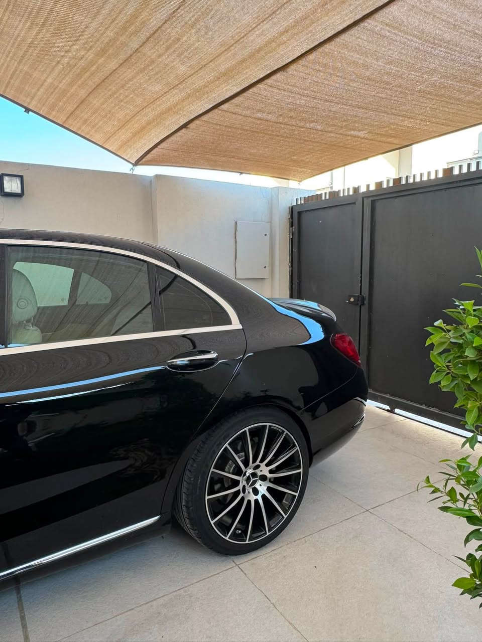 السلام عليكم 
مارسدس c300
الموديل 2021 
ماشيه 67 الف كيلو حقيقي
فتحه سقف 
مري قلاب 
جلد كريمي 
رادار خمسه 
ويل AMG
كفاله عامه 
فقط بيها ايرباك طاك دشبول ودركه 
الموصفات الباقيه معروفه 
كامله من كلشي اي نقص مابيها 
السعر 260 ورقه وبيها مجال 
الاتصال 
***********
