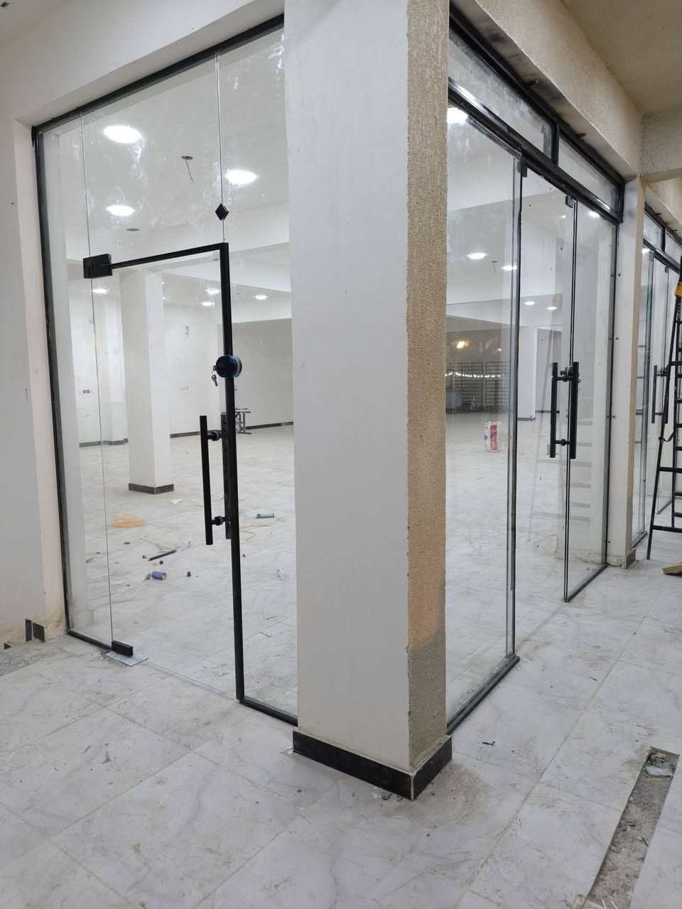 نعمل جميع الواجهيات الزجاجيه باحدث الانواع زجاج 10 ملم عنوان بغداد ناحيه الوحده الاتصال, ***********
