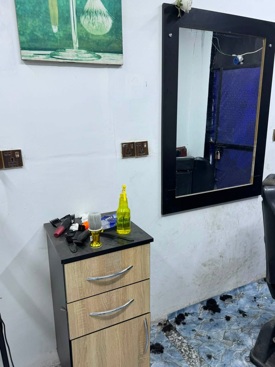 محل حلاقه جاهز من كلشي مكانه بصره السعر 900 الشراي يتصل ***********
