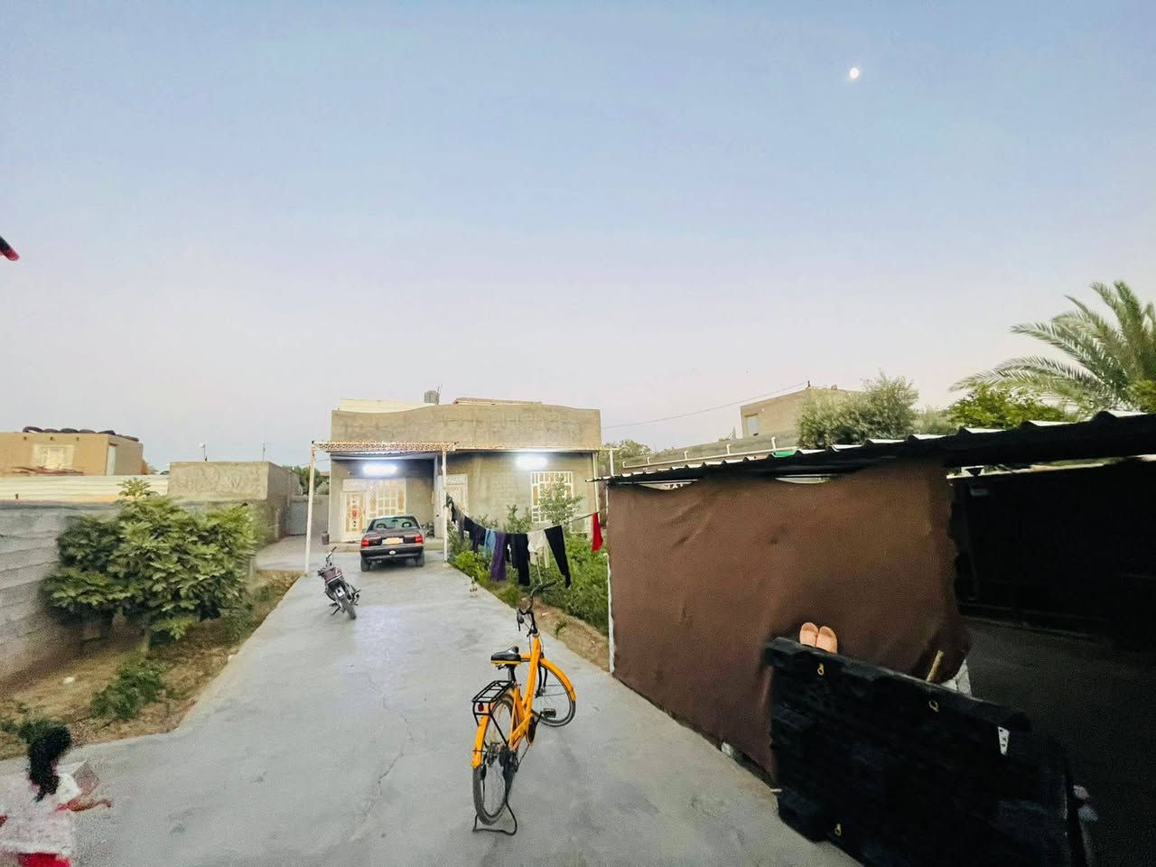 السلام عليكم بيت زراعي مساحته 600 طابقين الطابق الثاني غرفه وصاله و مطبخ الطابق الاول غرفتين وصاله ومطبخ واستقبال خدمات كامله مجاري كهرباء مي شارع واسع 20متر المكان نهايه حي العسكر ورا نهر ثعبان 
للاستفسار الاتصال على الرقم 
***********
