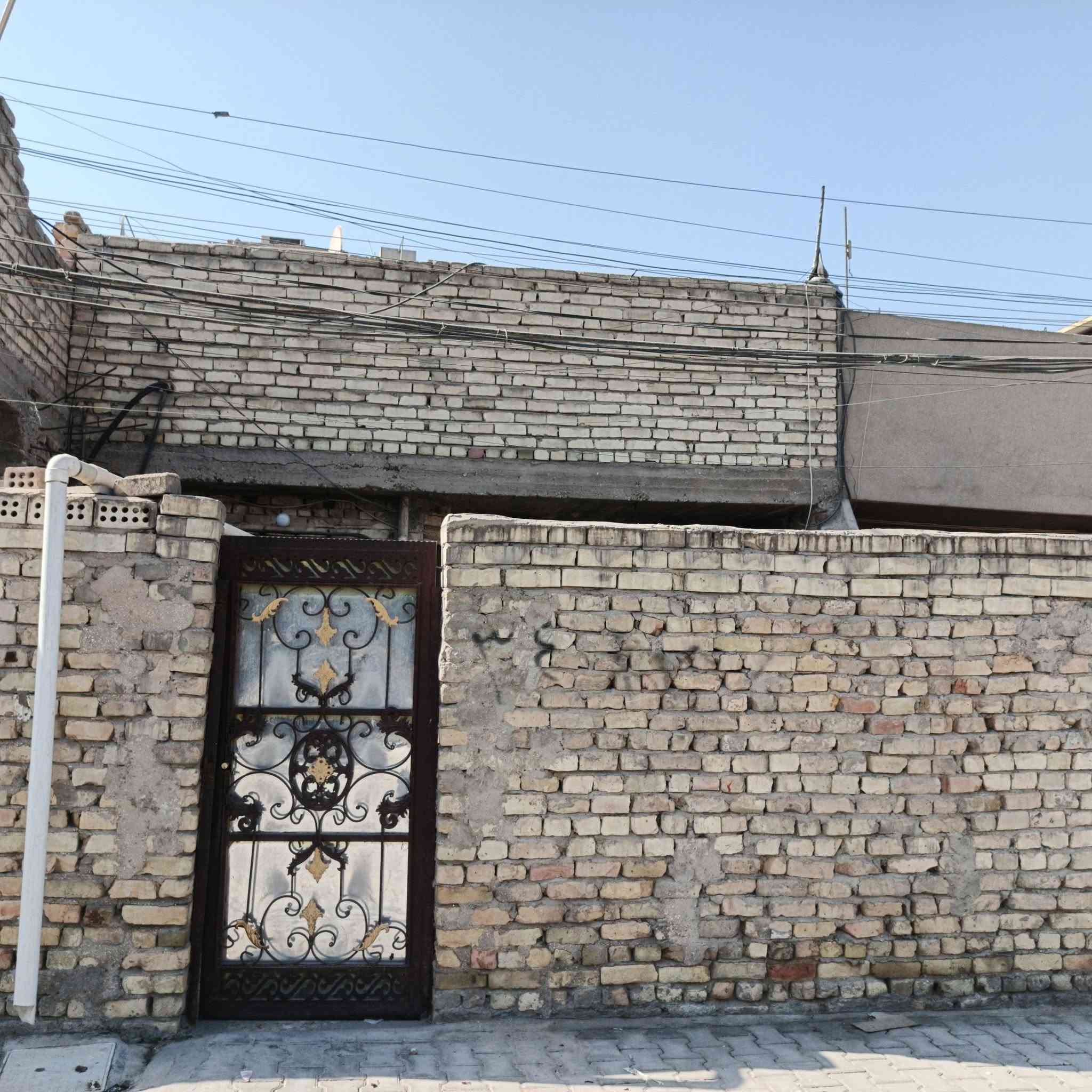 السلام عليكم بيت نجاوز للبيع مساحه 90 طبعن البيت طابقين واجهيه 6 نزل ١٥ 
الموقع: بغداد الجديدة شارع المسبح

الطابق الاول :

طرمة متوسطه الحجم تحتوي على صحيات مدخلين مدخل للستقبال و للمطبخ و المطبخ هوه حولي و غرفة نوم وصحيات بصف الغرفة وداخل الغرفة الترك

الطابق الثاني :

بیتونه متوسطة الحجم غرفة و بصفه الحمام و صطح و اكو صطح عالي

(البيت صب)

للاستفسار: ***********

