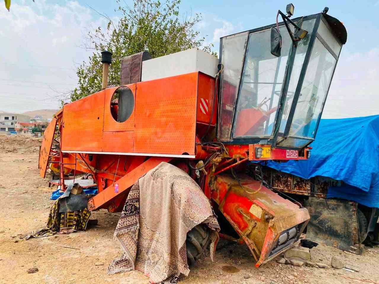 سەرەتا بەناوی خوای گەورە دەڕاسە لاڤێردە بۆ فرۆشت هەتا بڵێی ڕێكوو پێكوو جوانە تازە لەناو ئیش تەواو بوە گیانی هەموی تازە كراوەتەوە تەعمیرێكی باش كراوە تایەكانی تازەوو جوانە  بەشەرتی هەموو شتێك   ئەوەش ڕەقەمی خاوەنی ***********
***********
