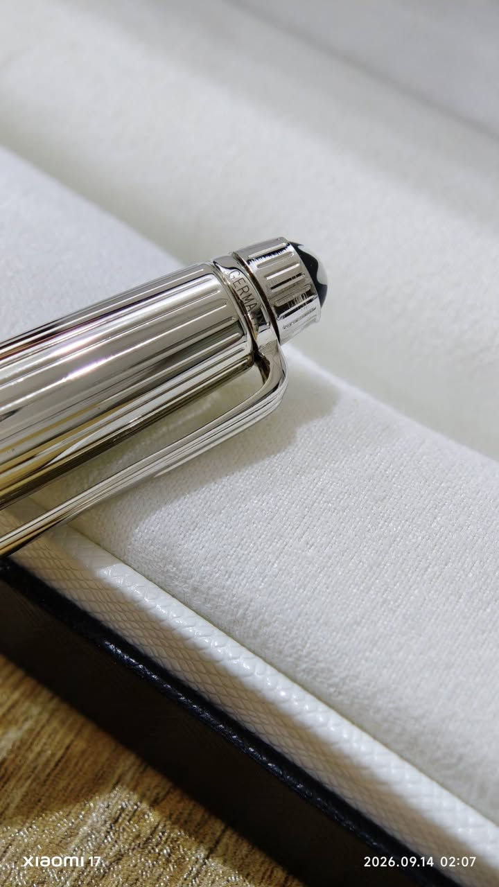 Mont blanc pen 
قلم مونت بلانك ماستر ستوك سوفت 
فضة عيار 925
أصلي 
كامل ملحقات 
جديد غير مستعمل 
#سعر بعد الخصم 250 ألف 
***********
يوجد خدمة التوصيل
