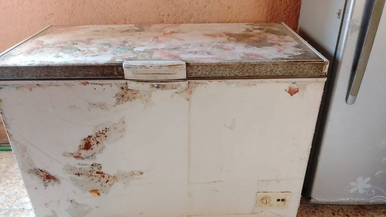 ثلاجة عيبه باب مسويه رزات بيه خياسات قليله او مجمده شغاله مثل ما واظح بل صوره ثلاجة سعره 100والجمده نفس سعر ***********
***********
