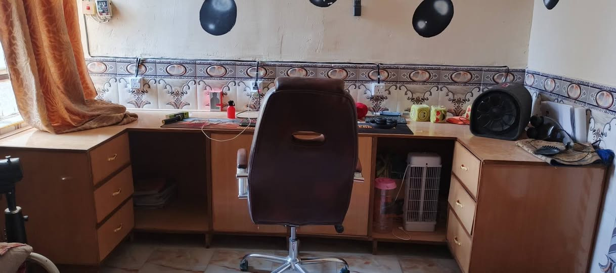 سلام عليكم عندي غراض للبيع مستخدمه نضيفه جدا مثل ماموضح بل صور كنتور 4 ابواب نضيف كلش مابي اي ضررر نوعيه القديمه الثقيل الاصلي بدون خياس او كسر ميز مكتبي طوله 3 امتار تفصال درجئ اولئ بلوك مغلف ام دي اف كلش نضيف ومابي اضرار وجربايه ام نفر حديد وميز بلازمه مع جزامه داخليه للاحذيه نضيفات البيع بسبب ضروف اي الاستفسار مراسله الرقم واتساب *********** راسلني وتدلل العنوان بغداد الشعله ماعندي توصيل
