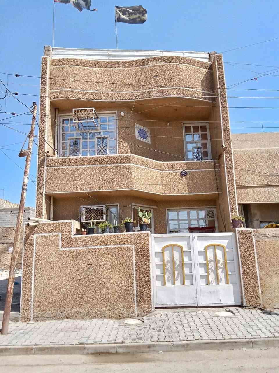 بيت 90م مربع على ساحة بغداد الحسينية خلف منظمة بدر قريب على العيادة الشعبية ومركز شرطة الزهور موقع مميز بناء حديث استقبال ومطبخ وحولي وصحيات داخلية وخارجية وغرفة نوم الطابق ثاني غرفة نوم كبيرة وصحيات بيع او مراوس حسب الاتفاق السعر وباقي التفاصيل خاص او اتصال على رقم الهاتف بي واتساب ***********

