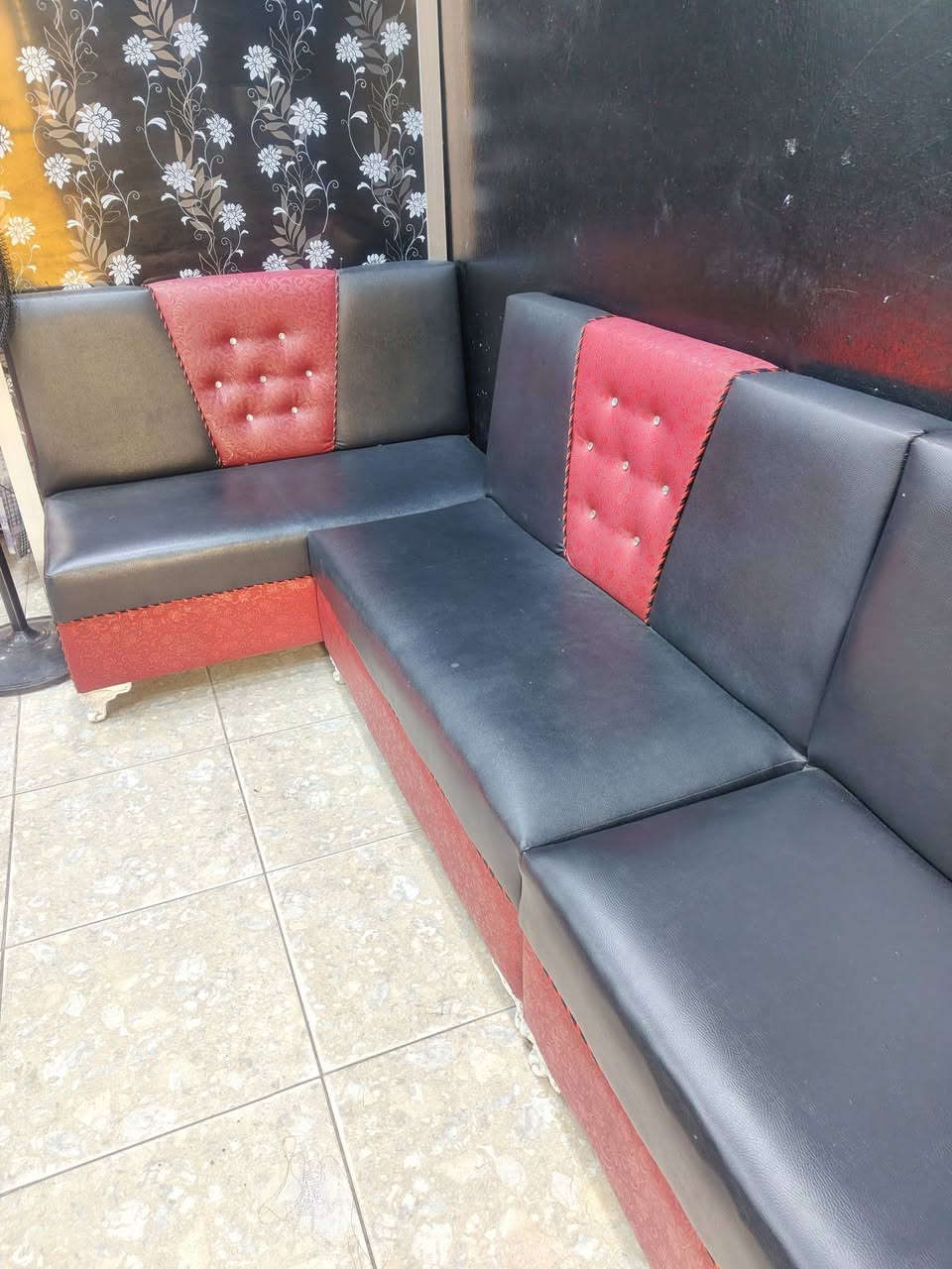 ٣ قنفات • ٢ كراسي • نظيفه