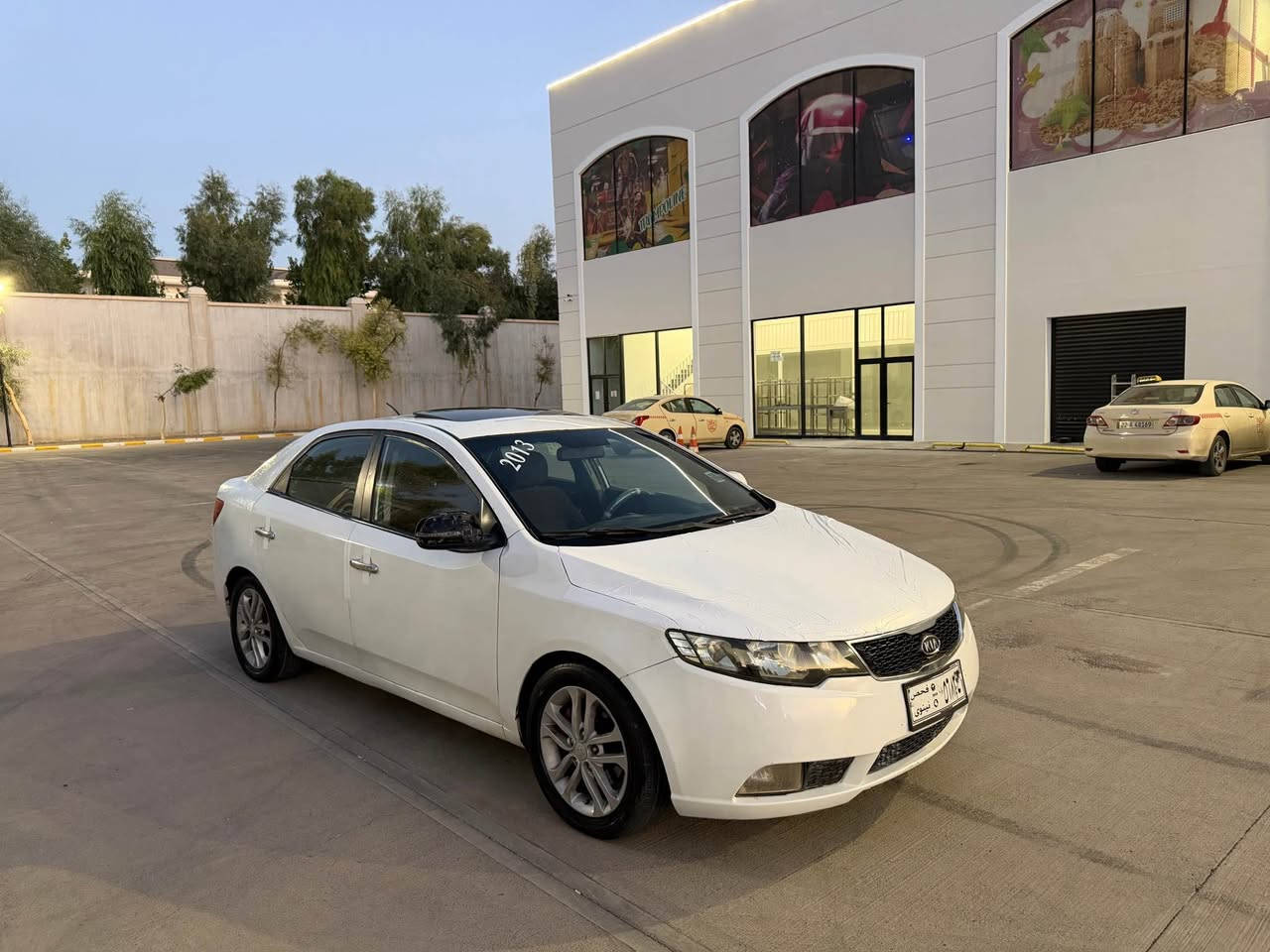 Kia Cerato 
دوبەی دوبەی 📦✅ مەنەفێست و ئەوراقی کامل لەگەلە تصدیق کۆدی سلێمانی بۆ کراوە باڵ کۆدیشی پێوەیە 
مۆدیل ٢٠١٣
فول مواسەفات ناو خەنەی 
دابڵ گێر تۆماتیک عادی ٦ گێر 
تەبرید لەسەر سویج 🥶 
مەکینە دوش مەرغوب ٤ پستن گزۆز گچکە زۆر کەم بەنزینە 
سلایت ٤ جام و ئاوێنە ئۆتۆ ئاوێنە شەفت 
 شاشە و کامیرە سوکان ڤۆلیۆم 
ویلکەپ تاخم تایەی خاوێنە  
سەیارەیەکی زۆر پاک و جوانە 
گێر و مەکینە و کارەبایەتی هەمو گیانی بەشەرت 
پێش و پشتی تازە توند کراوەتەوە 
سەیارەکە لە هەولێرە و نرخی ٥٣ وەرەقەیە و مامەڵەیەکی کەمی تێدایە 
 ژم*********** أربيل, العراق

نص مكتوب في الصور:
- 2013