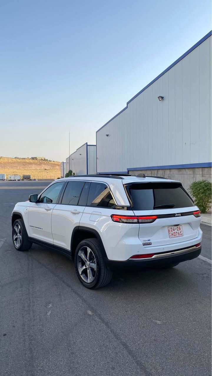 🚘 2024 JEEP GRAND CHEROKEE 4xe 🇺🇸

🔥 Plug-In Hybrid | 4×4

▫️ المحرك: 2.0L تيربو + هايبرد
▫️ القوة: 375 حصان
▫️ العزم: 470 lb-ft
▫️ القير: أوتوماتيك 8 سرعات
▫️ الدفع: 4×4
▫️ اللون الخارجي: أبيض
▫️ الداخلية: بيج

✨ المواصفات:
• فتحة سقف بانورامية مزدوجة 🌙
• شاشة وسطية 10.1 إنچ
• عدادات رقمية
• Apple CarPlay + Android Auto
• دخول وتشغيل ذكي
• تشغيل عن بُعد
• مقاعد جلد كهربائية
• تدفئة المقاعد الأمامية
• تدفئة المقود
• تكييف أوتوماتيك
• بوابة خلفية كهربائية
• مرايا كهربائية ومدفأة
• إضاءة LED
• جنوط ألمنيوم
• حساسات ركن أمامية وخلفية
• كاميرا خلفية
• مثبت سرعة متكيف
• مراقبة النقطة العمياء
• تحذير حركة المرور الخلفية
• تحذير الاصطدام الأمامي
• فرملة طوارئ أوتوماتيكية
• المحافظة على المسا
ضررها فقط جاملوغ و حافة باب صبغ بدون دواخل بدون ارباكات ب شرط 
سيارة فول فول مواصفات ماشية ١٠ الف ميل 
سعرها بلاشش بلاش ماكو ب هيج أسعار ب سوك 
سعرها 315$ ورقـــة و مجال 
للأستفسار على هذا السيارة اتصل على هذا الرقم 
كورك-واتساب 
*********** سميل, دهوك
