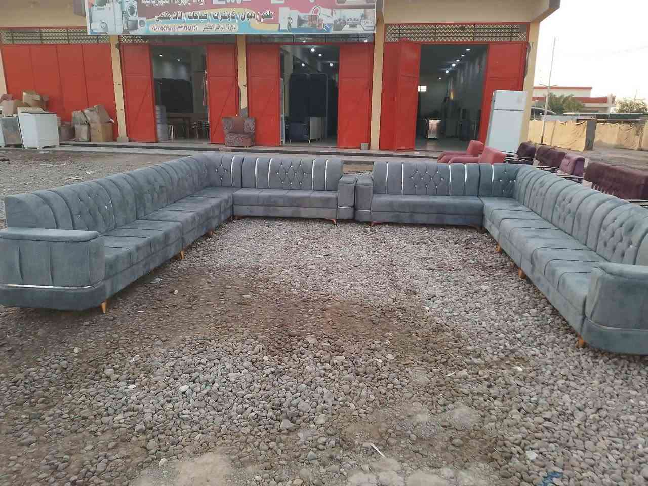 مجمع الربيع للأثاث المنزلي". 
أجمل الاثاث وافضل الاسعار
العنوان الصويرة قرب محطة رضا الصالح الثانية
بالسايد اللي رايح للصويرة
اهلا وسهلا بكم

نص مكتوب في الصور:
- طقم / ديوان / كاونترات / طباخات / اثاث مكتبي
- بإدارة / ابو أنس الجحيشي *********** / ***********