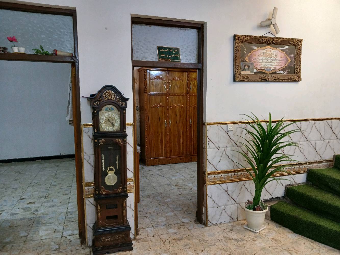 إعلان عن بيع منزل بموقع استثنائي
​تسرّنا دعوتكم للاطلاع على هذا المنزل المعروض للبيع بمواصفات متكاملة وموقع جغرافي لا يُعوض.
​تفاصيل العقار:
​المساحة الإجمالية: 150 متراً مربعاً.
​الموقع: يتميز العقار بوقوعه على فرعين استراتيجيين (شارعين رئيسيين/واجهتين مفتوحتين)، وهو ما يمنحه موقعاً مذهلاً ومميزاً للغاية لا يتكرر، يضمن استقلالية تامة، وسهولة فائقة في الوصول والدخول والخروج من أكثر من اتجاه، ويمنح العقار قيمة استثمارية وسكنية مضاعفة عن بقية العقارات المجاورة.
​المكونات والتقسيم الداخلي:
​غرف النوم: غرفتان بمساحات واسعة وكبيرة جداً.
​غرفة الاستقبال (المجلس): استقبال واسع ومستقل يناسب الضيافة والمناسبات.
​المطبخ والمرافق الملحقة: مطبخ رئيسي مع تـرَك.
​المرافق الصحية: حمامان منفصلان تماماً (حمام شرقي منفصل + حمام غربي منفصل).
​المنافع: منور داخلي.
​للتواصل والاستفسار:
​للحصول على تفاصيل السعر وترتيب موعد لمعاينة العقار، يرجى التواصل عبر:
​رقم الهاتف: ***********
​أشكركم جزيل الشكر على وقتكم واهتمامكم، ونسعد بتواصلكم معنا في أي وقت.