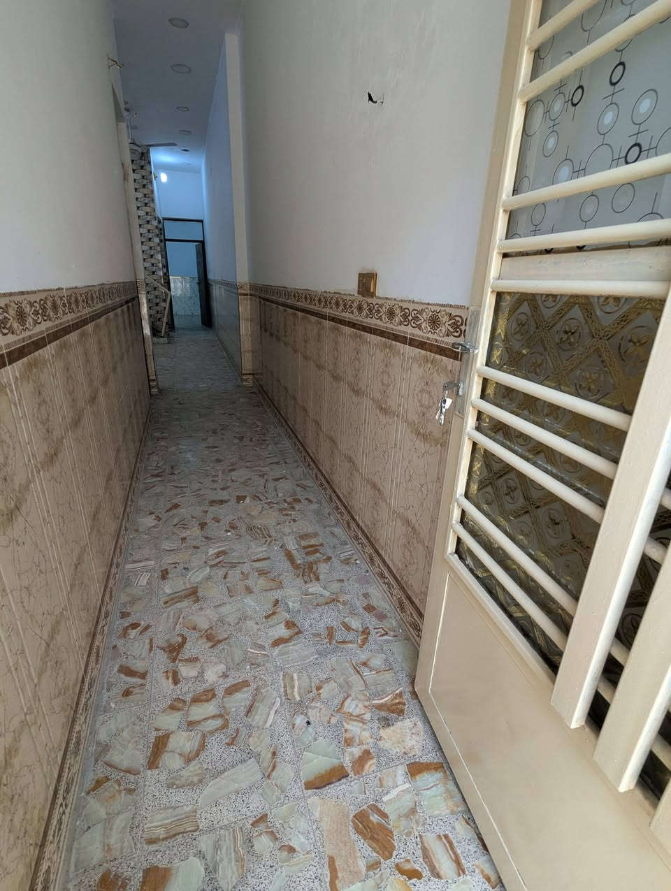 سلام عليكم بيت للايجار مساحته 100 مكانه الرئاسه  قرب افران البتول قريب عل شارع  متر طابق وأحد بيت بناء جديد  ونضيف كلش تبليط كهرباء مجاري مي عل دكمه كامل مكمل يحتوي عله ماطور وتانكي ودوش ايجاره 350 قفل قفل  رقمي *********** ابو البيت يريد عائله صغيره
