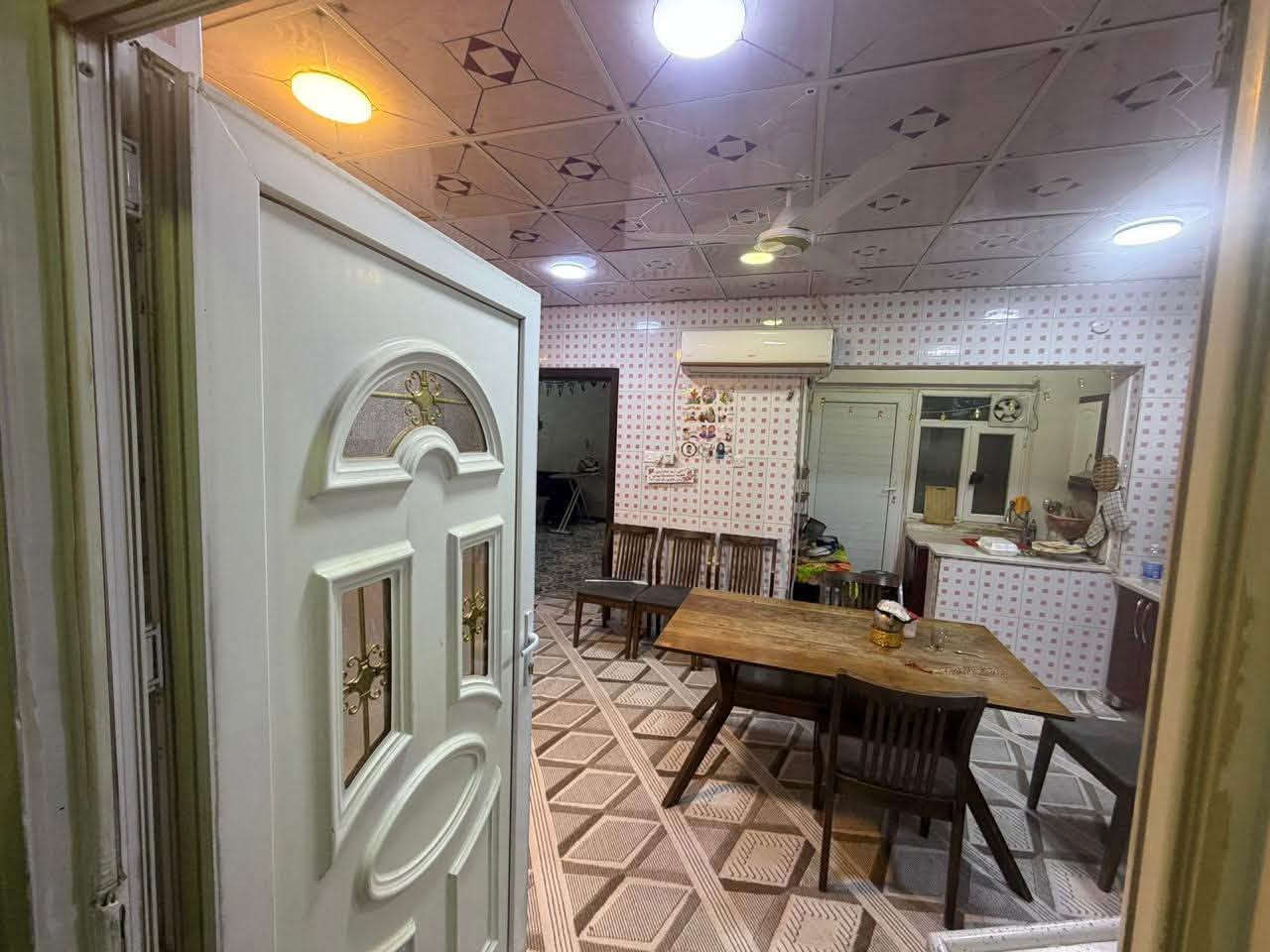 دار للبيع تجاري مجمع تينه ع الشارع اليفصل بين مجمع تينه والاسكان القديم على الشارع العام الرئيسي عرض الشارع 20متر مكانه مميز كلش وحلو شارع تجاري المساحه 200متر واقع حال 240متر طابقين بي 4غرف 

السعر بلاش كه موقع مميز 

مكتب 💥التميز 💥للعقار 
الشموخ قرب جسر مشاة 

ستفسار ☎️***********
