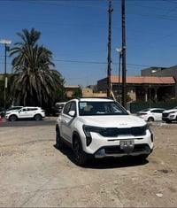 كيا سونيت 2024 ماشية 4100km فقط  رقم بغداد انجليزي سيارة كلين مبيها لا...