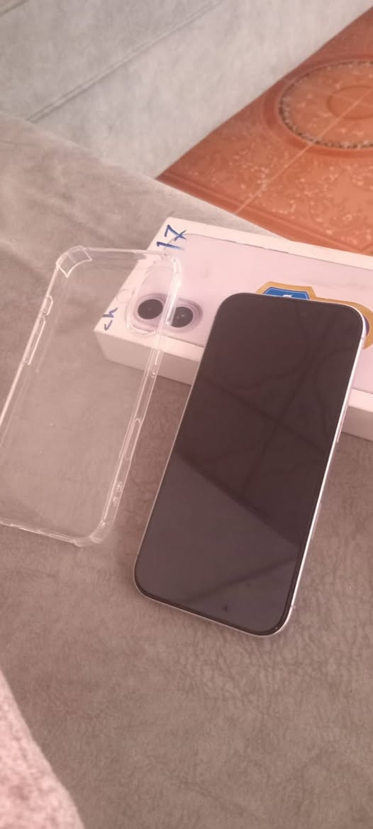 ايفون 17 دبل شريحه
ذاكره 256 
بطاريه 90

نص مكتوب في الصور:
- 12:26 60 ابو سيف هذا الجهاز iPhone 17 الرقم التسلسلي: CQ0J5W7MVC الضمان المحدود تاريخ انتهاء الصلاحية 22 تشرين الثاني 2026 جهازك مشمول بتغطية: خدمة المكونات المادية الدعم عبر المحادثة والاتصال الهاتفي تعرّف على المزيد حول المزايا التي أحصل عليها... هل تحتاج إلى مساعدة؟ دعم Apple احصل على المساعدة بشأن جميع منتجات Apple فتح استخدم تطبيق دعم Apple لجدولة إصلاح أو اتصال أو محادثة مع أحد المستشارين، واستكشاف المشاكل وإصلاحها والمزيد. الحصول على الدعم عبر الويب تخضع الخدمة لشروط وأحكام محددة خاصة بـ AppleCare، وتقتصر على خيارات الخدمة المتاحة في البلد المطلوب إجراء الخدمة فيه. قد تختلف خيارات الخدمة ومدى توفر قطع الغيار،