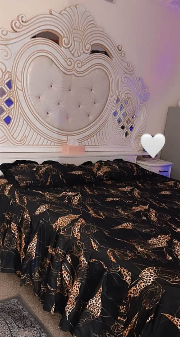 غرفه خشب عراقيه5 قطع اي ضرر مابيها
كنتور ٤ بوب  مكان بغداد سعرها٤٠٠ وبيها مجال بصيط للتواصل ***********
