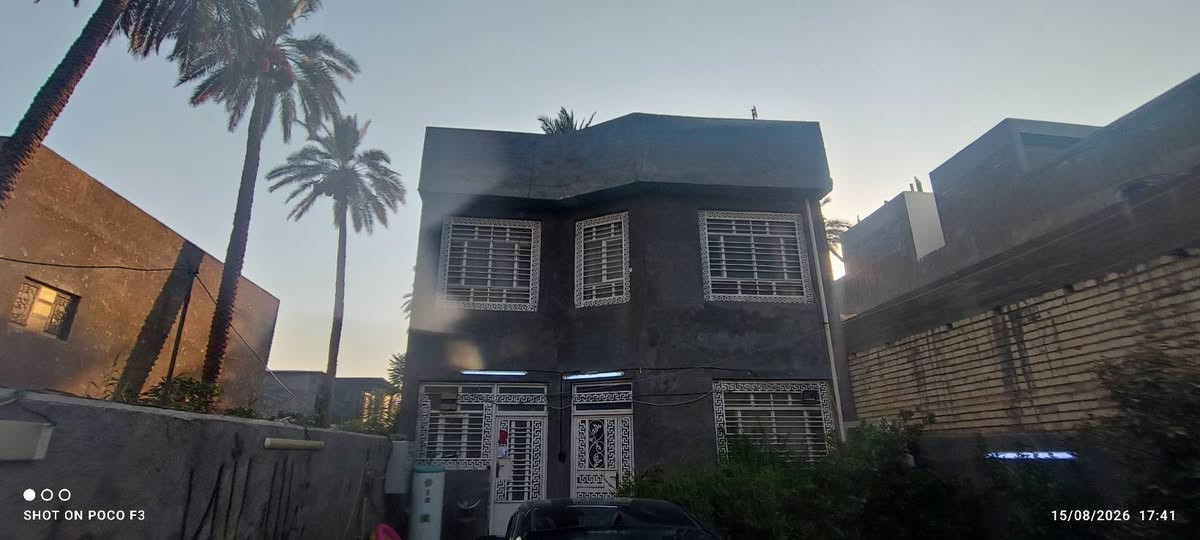 السلام عليكم بيت للبيع في شاطئ التاجي قرب جسر المثنى
مساحة البيت 240 متر حديق وكراج كبير 

يحتوي على مطبخ واستقبال وصاله كبيره وغرفه بالطابق الارضي 

الطابق الثاني 3 غرف وصاله كبيره وحمام 

للتواصل ***********
***********
***********
