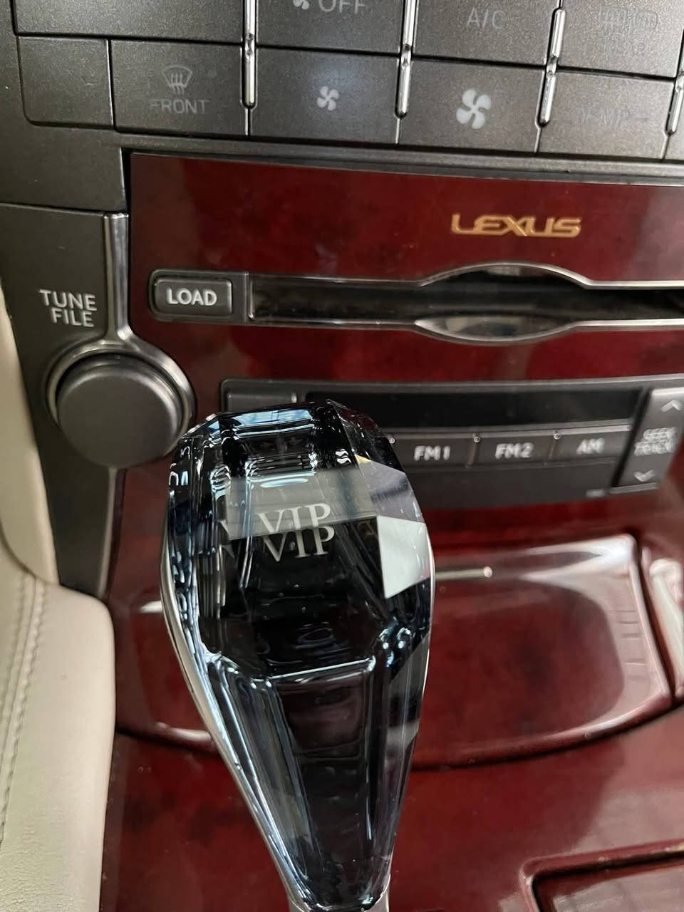 ﷽
اللهم صل على محمد وال محمد 

للبيع فقط 

لكزس فخر الصناعه اليابانيه
LEXUS 
الموديل 2007
الحجم LS460 
عداد المسافه200  الف كيلو متر 
المواصفات طلب خاص VIP
للعائلة المالكة بيت جلال طالباني 
والصور موظحه كلشي 
حجم المحرك 8 سلندر سعه 4.6 
دفع خلفي ( اكسل ) 
ناقل حركه ( گير ) 8 نمر  بثلاث وضعيات 
مدخلها سيرفس ويشمل صدر حداديه 
+دهن وفلاتر + ميزانيه الكترونيه + باتري جديد 
 ياباني اصلي  
فحص وسنويه وهزه كله جديد  وبأسمي 
السياره خاليه من النواقص 

اختصر المواصفات المهمه فقط 
ابواب شفط  5 بصمات 
الصندوق كهراباء يصعد وينزل  
لايتات داينمك متحركه مع وضعيه السياره وزنون
المقاعد الخلفيه الي هيه كلش ممتعه طبعا 
تتميز بالمساج وهيتر وتبريد  وميز طعام وقاصه وديفيدي وأقراص 16 فول صاج  فول ايرباك كما موظح بالصور
نضام الصوت فدشي رهيب من شركه( مارك لفنسون)
شاشه اماميه  وشاشه خلفيه DVD
وانضمه جدا عديده بالسياره الصراحه نصها مو فاهمها 😅

اخوان السياره كلش جديده ومابيها نقص   
صبغ حزام لجماليه كفاله من الكص والنقل جثه تحويل ثاني يوم
مكانها بصره   للاستفسار ***********
***********فقط واتساب ابو رضا

