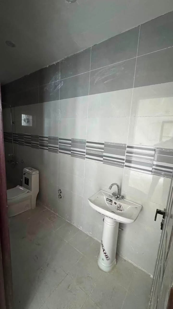 للإيجار في السيدية
شقه طابق اول ( فوق الارضي )
يتكون من:. 
🏠 غرفه نوم 
🏠 صالة
🏠 مطبخ 
🏠 خدمات
بدل الايجار: 600 الف دينار 
📍 الموقع: السيدية مربع الاقتصاديين
————————————
📞للاستفسار:☎️ ***********
