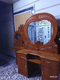 تاج وصوميه وميز مرايه للبيع العنوان بغداد بوب الشام رقم الهاتف 0771160...