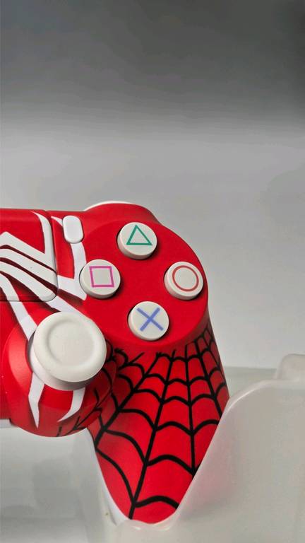يد تحكم لاسلكية PS4 DualShock 4

استمتع بتجربة لعب مريحة ودقيقة مع يد تحكم DualShock 4 المتوافقة مع جهاز PlayStation 4. تتميز بتصميم مريح، أزرار استجابة سريعة، وعصاتي تحكم تناظريتين تمنحان تحكماً سلساً أثناء اللعب.

المميزات:

اتصال لاسلكي عبر البلوتوث.
لوحة لمس (Touch Pad) مدمجة.
أزرار SHARE و OPTIONS.
مكبر صوت مدمج.
بطارية قابلة لإعادة الشحن.
منفذ Micro USB للشحن.
تصميم مريح للاستخدام لفترات طويلة.
متوافقة مع أجهزة PS4 وبعض أجهزة الكمبيوتر. 

محتويات العلبة:

يد تحكم لاسلكية DualShock 4.
كيبل شحن USB.
علبة المنتج. السعر 25 الف التوصيل 5000 الف التفاصيل في رقم واتساب ***********