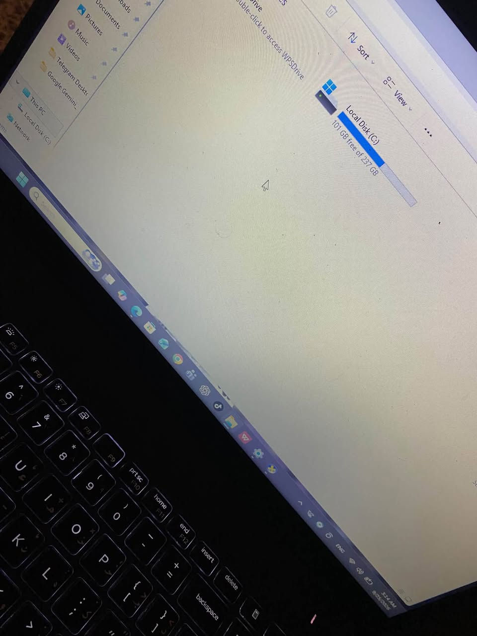 لسلام عليكم لابتوب dell للبيع  مستعمل
الشاشة حجمها 15
المعالج corei5 الجيل ال8✅
الرام 8GB
كارت الشاشة intelUHD
نظام التشغيل windows 11
كلش زين للدراسة ولعمل المكتبي 
السعر ٢٠٠ واذا شراي بي مجال لسعر وتدللون
التواصل : ***********واتساب✅

نص مكتوب في الصور:
- Opera Browser 360 Total Security Affinity TurboVPN Proton VPN Classroom Google Gemini Control Panel Google Gemini_files الجدول WPS PDF Search DirectX Diagnostic Tool System Display Sound Input Device Name: Intel(R) UHD Graphics 620 Manufacturer: Intel Corporation Chip Type: Intel(R) UHD Graphics Family DAC Type: Internal Device Type: Full Display Device Approx. Total Memory: 4131 MB Display Memory (VRAM): 128 MB Shared Memory: 4003 MB DirectX Features DirectDraw Acceleration: Enabled Direct3D Acceleration: Enabled AGP Texture Acceleration: Enabled DirectX 12 Ultimate: Disabled Notes No problems found. Help Next Page Save All Information... Exit Drivers Main Driver: igdumdim64.dll, igd10iumd64.dll, igd10iub Version: 31.0.101.2135 Date: 3/5/2025 17:00:00 WHQL Logo'd: Yes Direct3D DDI: 12 Feature Levels: 12_1, 12_0, 11_1, 11_0, 10_1, 10_0, 9_ Driver Model: WDDM 3.1