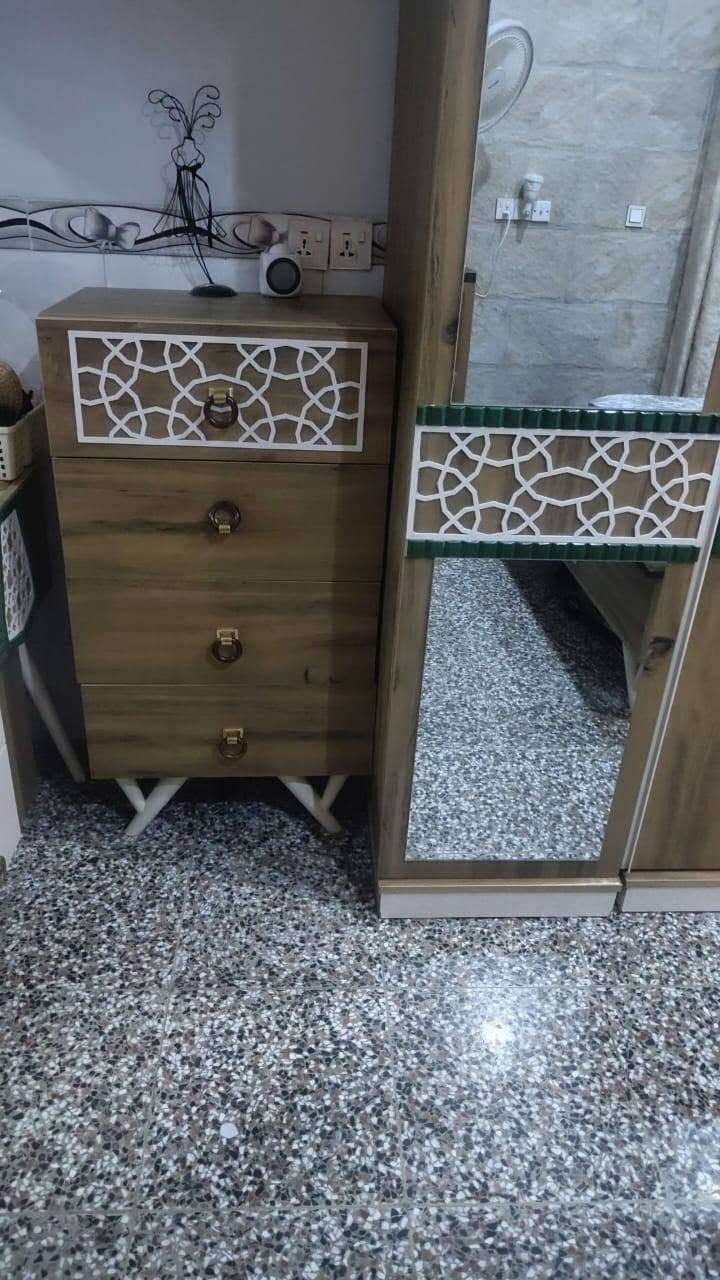 غرفة نوم للبيع نضافه 90 بالميه العبيدي السعر 750 بيها مجال للاتصال ***********
